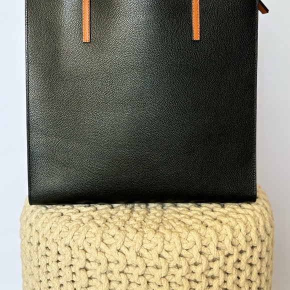 Marc Jacobs medium leather tote. Dimensions 12”5 tall by 13”5 width. - Picture 2 of 6